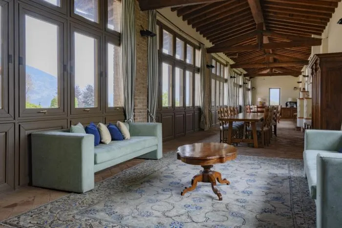 Salone con travi a vista in legno