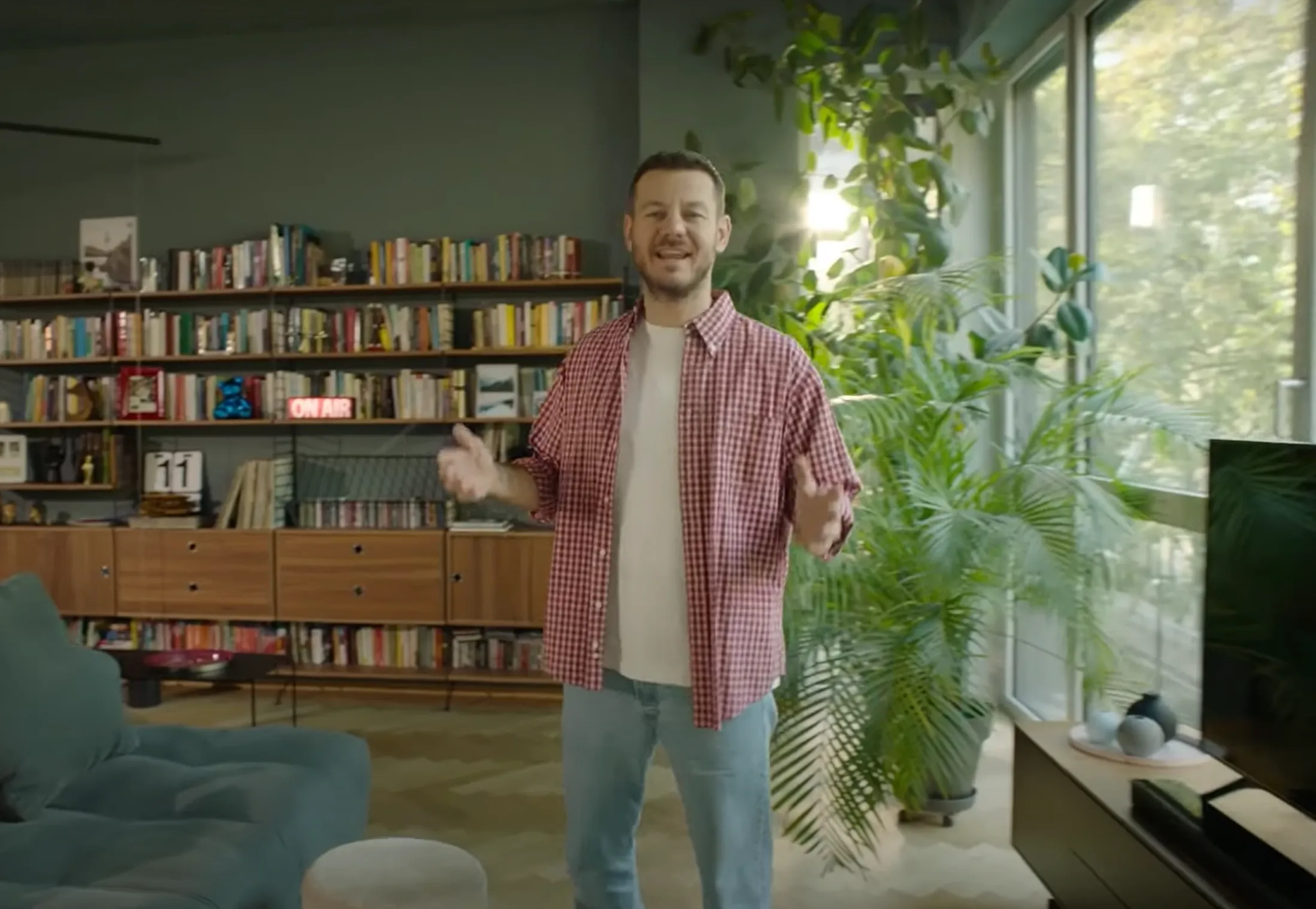 Alessandro Cattelan nel salotto della Location Peonia v3