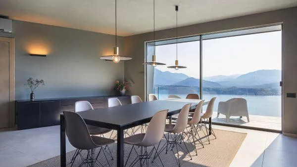 La sala pranzo con vista sul lago della villa Cleome