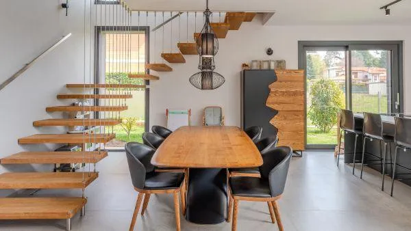 La zona living con cucina a vista della villa Adenia