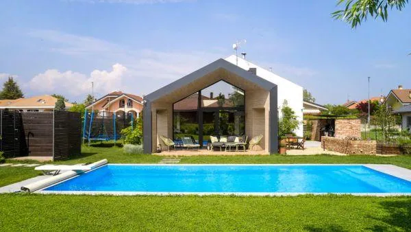 Gli esterni con piscina della villa Corso