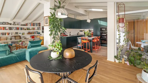 La sala con cucina a vista dell'appartamento Senna