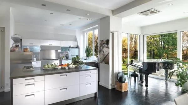 Zona living con cucina a vista e vetrate