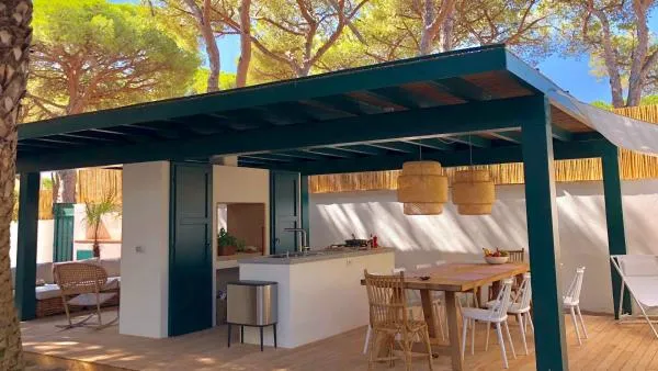 Pergola con cucina a isola