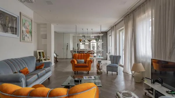 Zona living con pavimento in parquet a spina di pesce