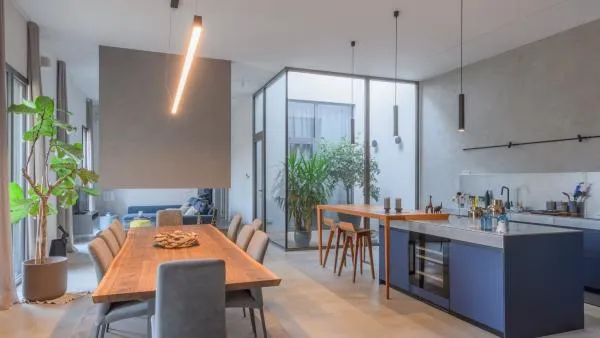 Zona living con cucina a isola a vista