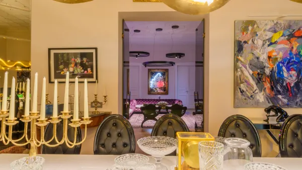 La sala da pranzo dell'appartamento Amur a Roma