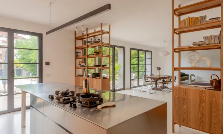 Loft Tigri a Milano con grandi vetrate, arredamento contemporaneo e cucina a vista