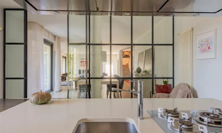 Villa Darling a Monza con vetrate industriali, cucina a isola e piscina esterna