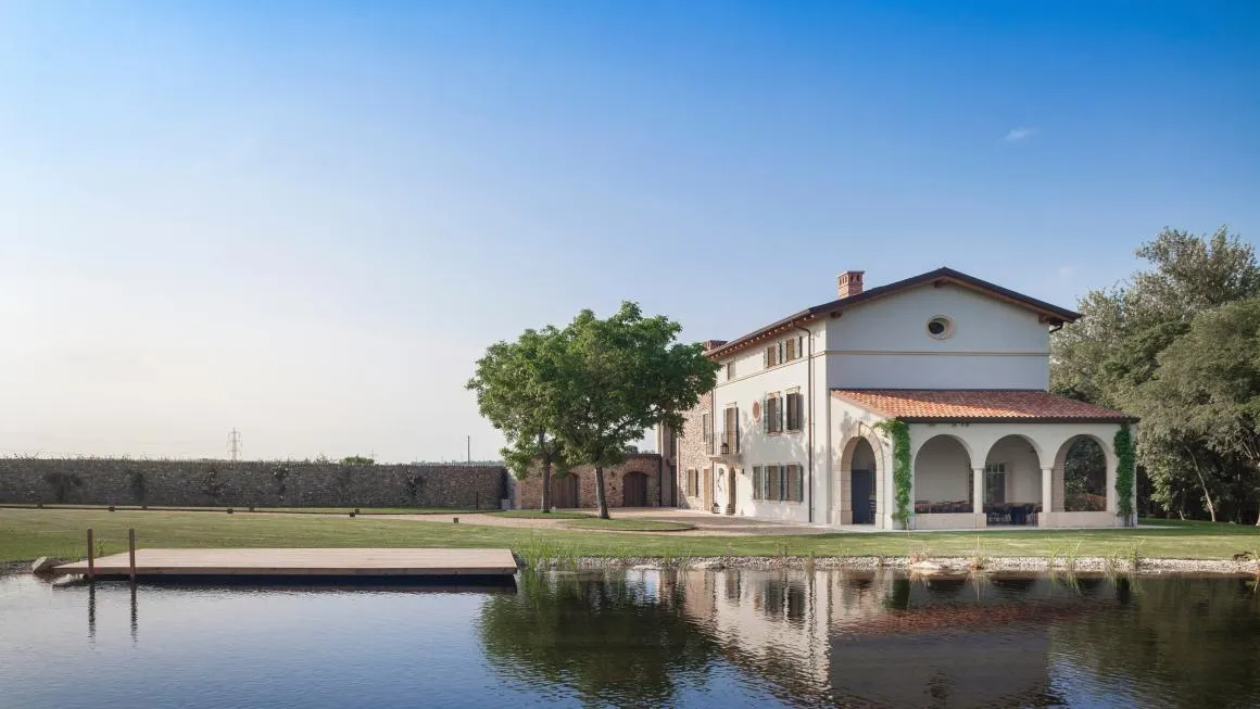 Esterni con piscina della villa Ghibli