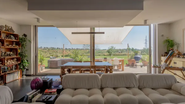 La zona living con vetrate della villa Arafura