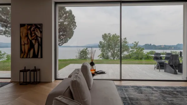 Vista mozzafiato sul lago dalle vetrate della villa Ladoga