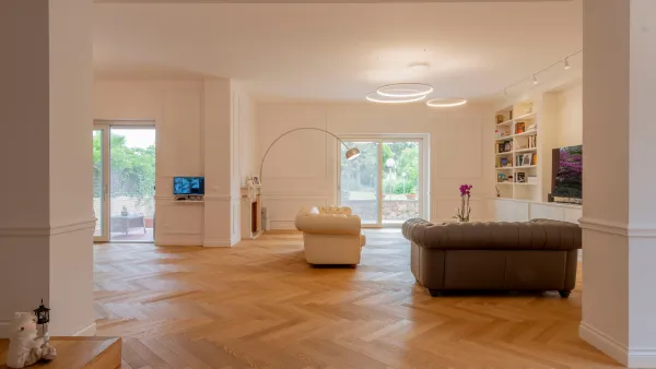 Sala con pavimento in parquet a spina di pesce nella zona living