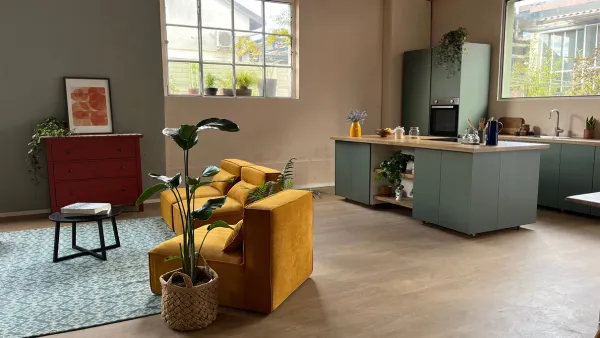 La cucina a isola dello studio Eclipse con le ante verdi