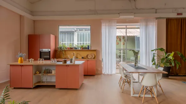 La cucina a isola del loft con le ante rosa
