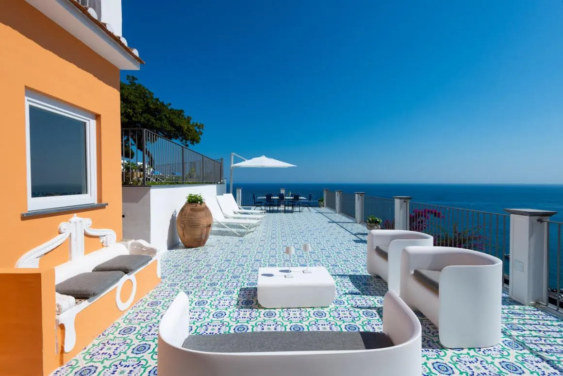 Grande terrazza panoramica a picco sul mare