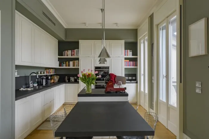 Luminosa cucina con doppia porta finestra