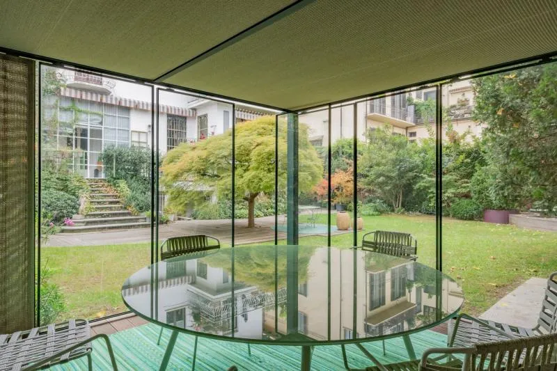 La veranda con vista sul giardino