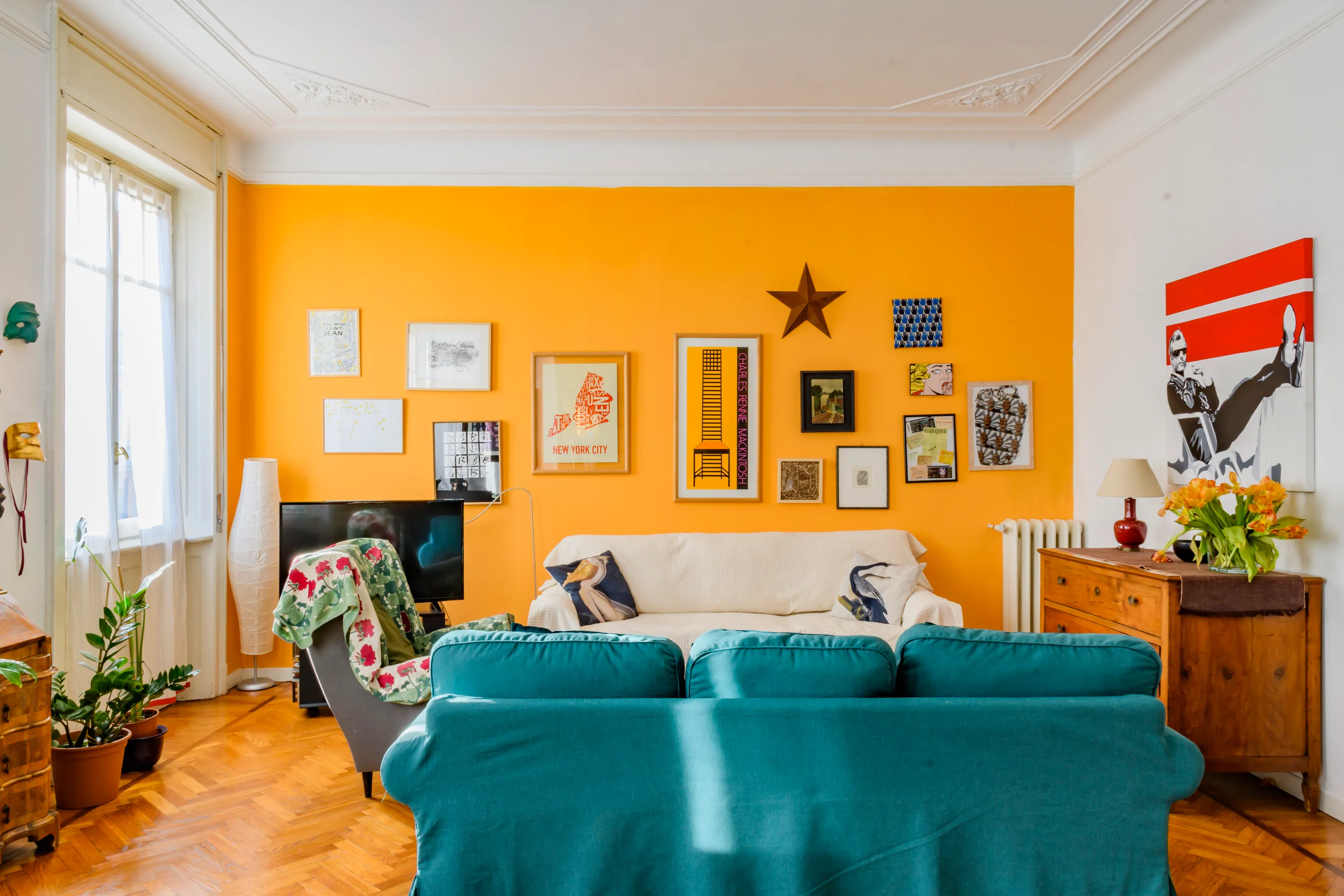 Zona living con parete gialla