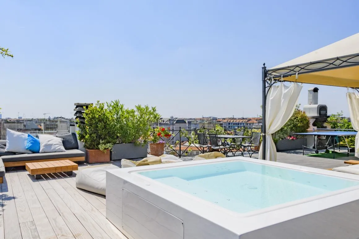 La vasca idromassaggio sulla terrazza con gazebo