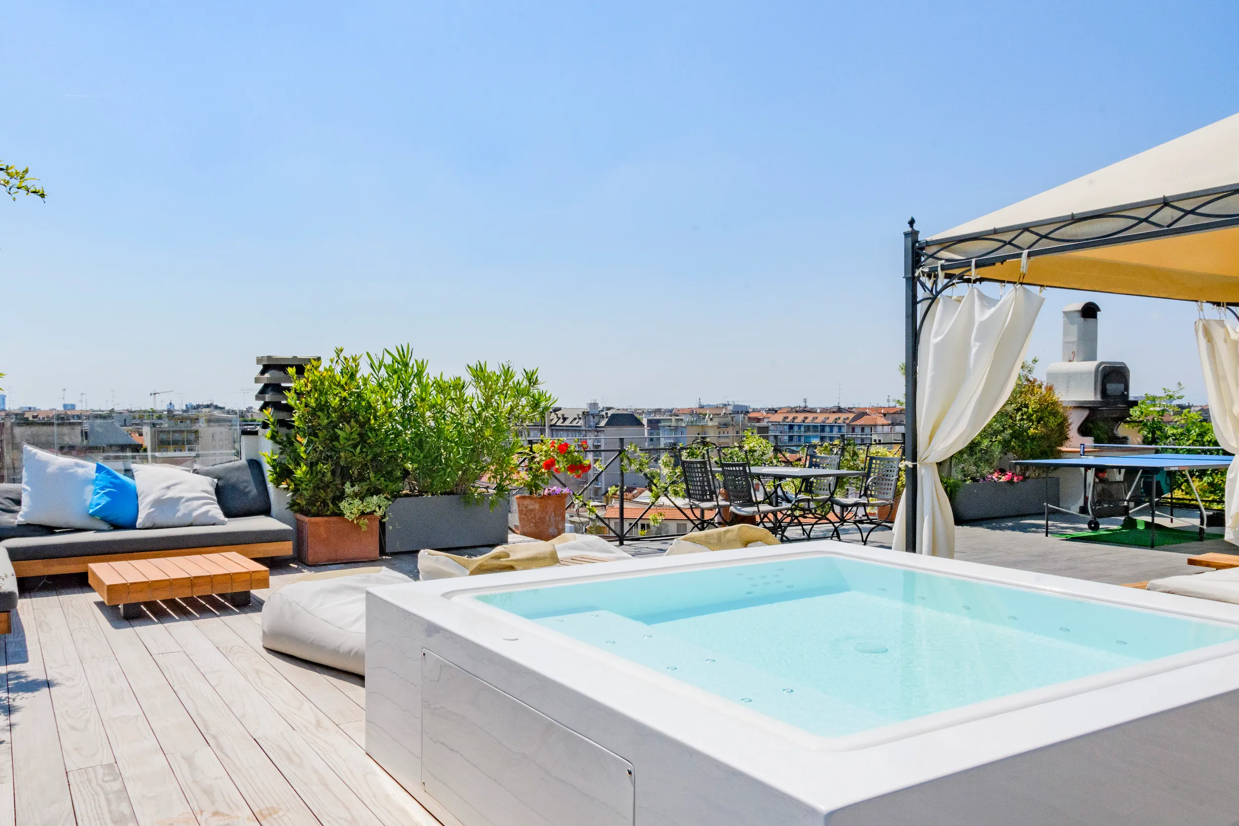 La vasca idromassaggio sulla terrazza con gazebo