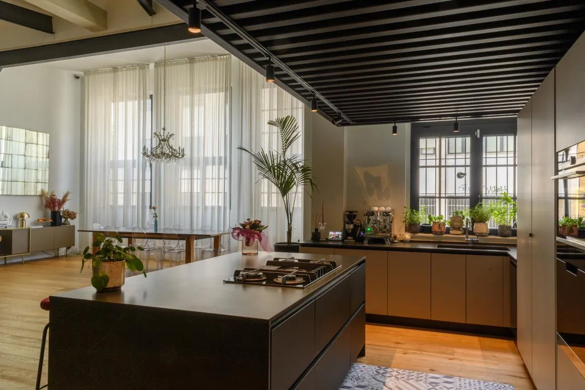 Cucina a isola nera della Location Ranuncolo