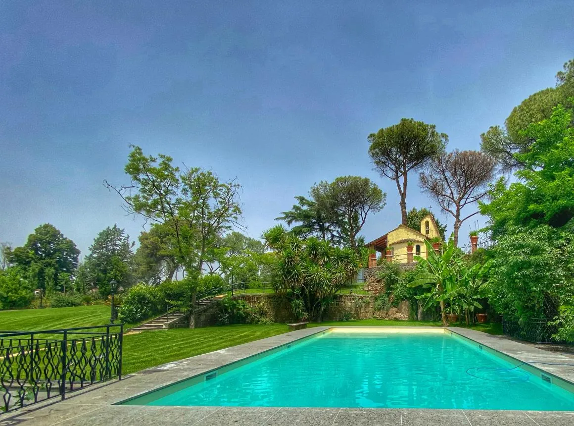 Villa con piscina a Roma