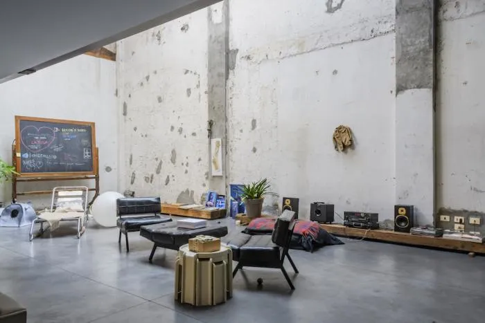 Salone délabré con pavimento grigio
