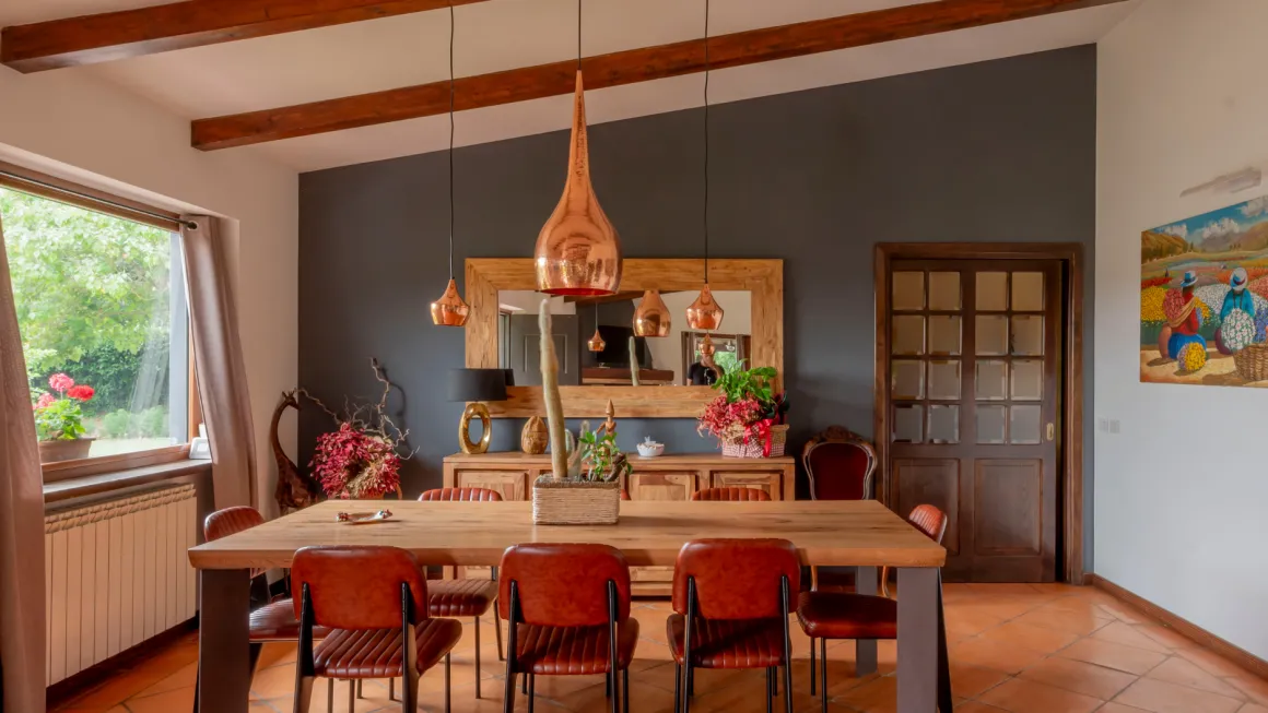 Sala da pranzo con pavimento in cotto della villa Ematite