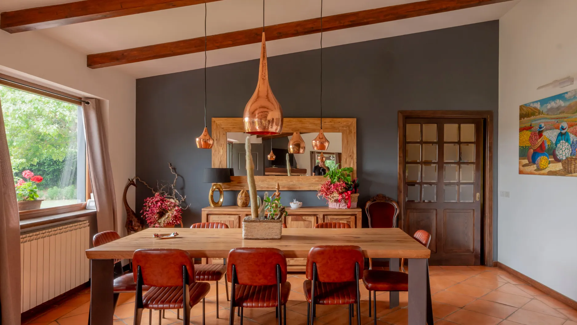 Sala da pranzo con pavimento in cotto della villa Ematite