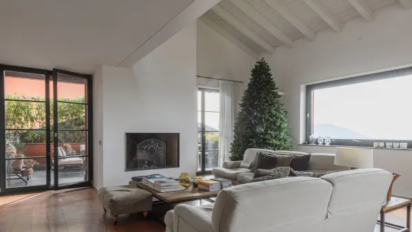 Sala con vetrate e camino della villa Roveja a Como