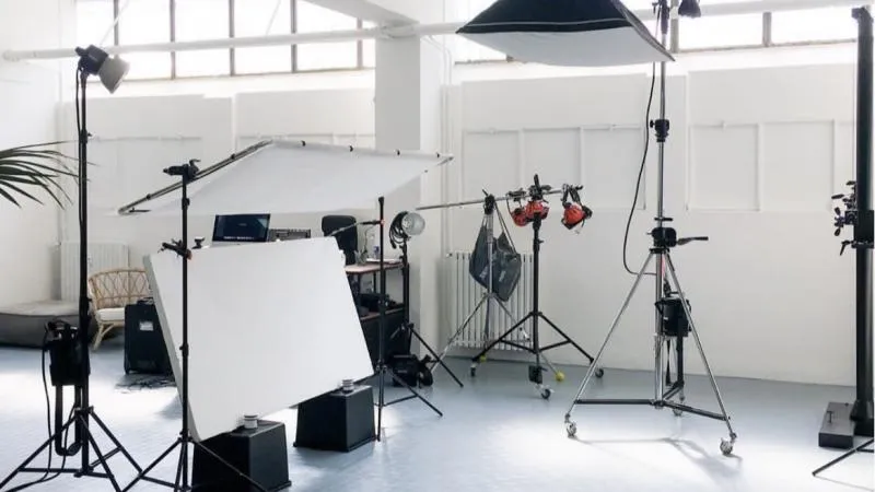 Lo studio di Pachira pronto per gli scatti di Giulio Romito