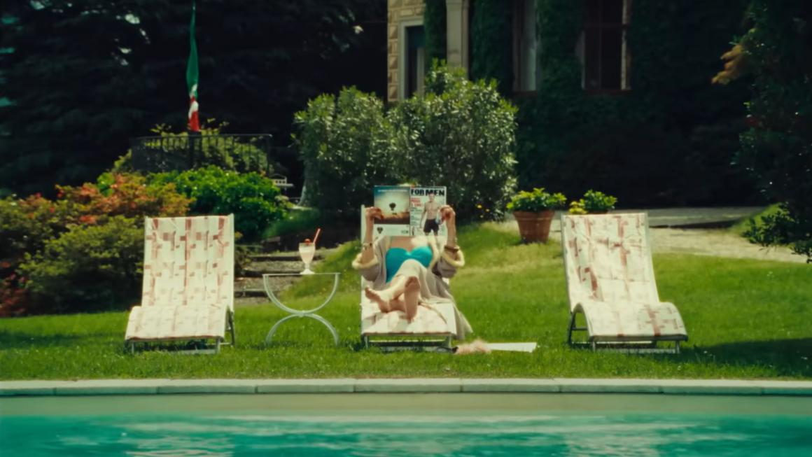 Giardino con piscina e vista sugli esterni della villa