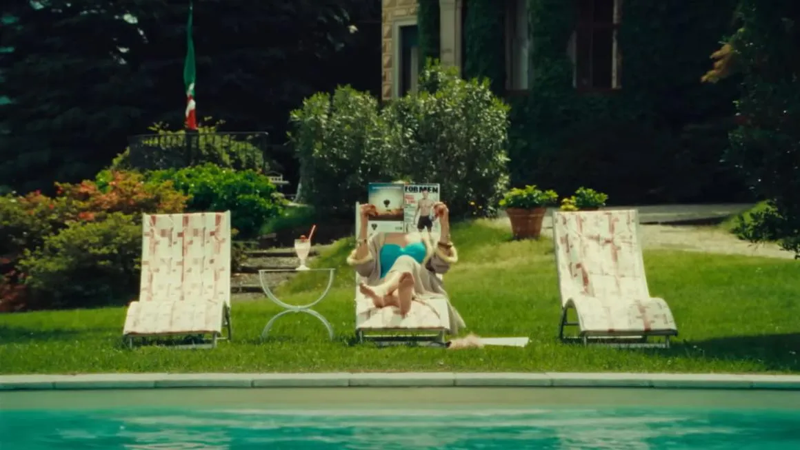 Giardino con piscina e vista sugli esterni della villa