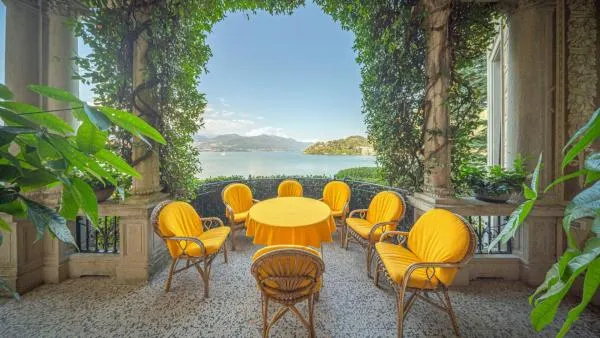 La terrazza con vista sul lago della villa Gelsomino