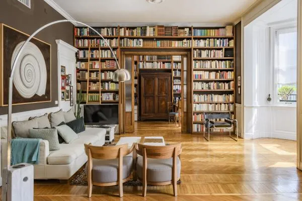 Libreria a ponte sulla porta del soggiorno