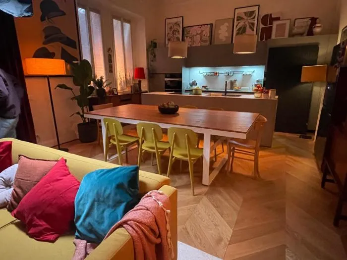 La cucina della location durante il set di Hogarth