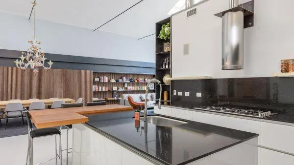 La cucina con isola del loft Genepi