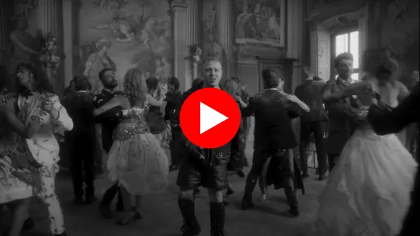 Guarda il videoclip di 100 Messaggi