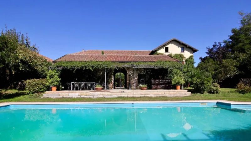 Piscina e porticato ricoperto di edera