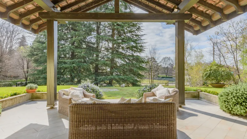 Veranda con vista sul verde con divani e poltrone