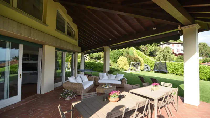 Veranda con tavoli, divani e sedie