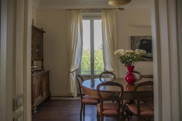 Sala classica della villa con sedie in legno