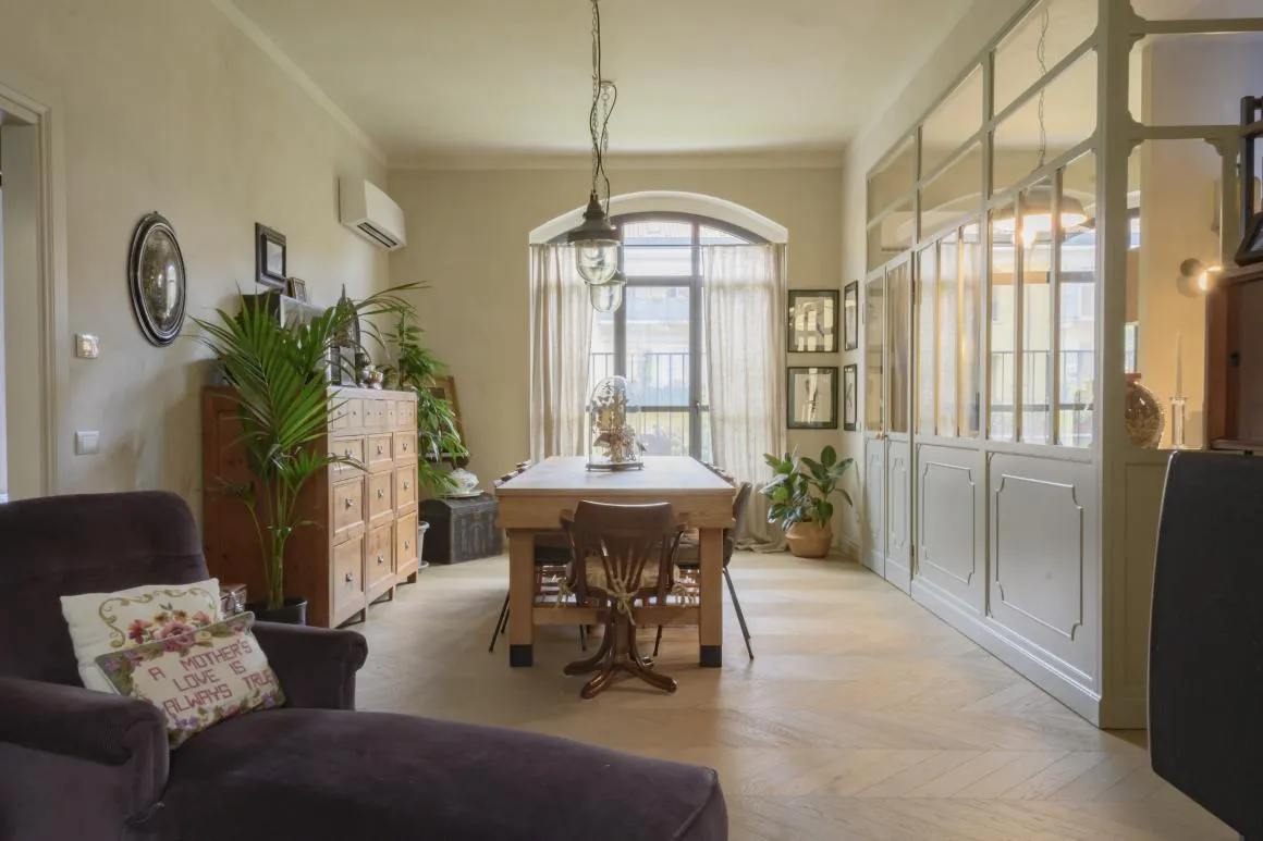 Zona living con finestra ad arco e vetrata vintage