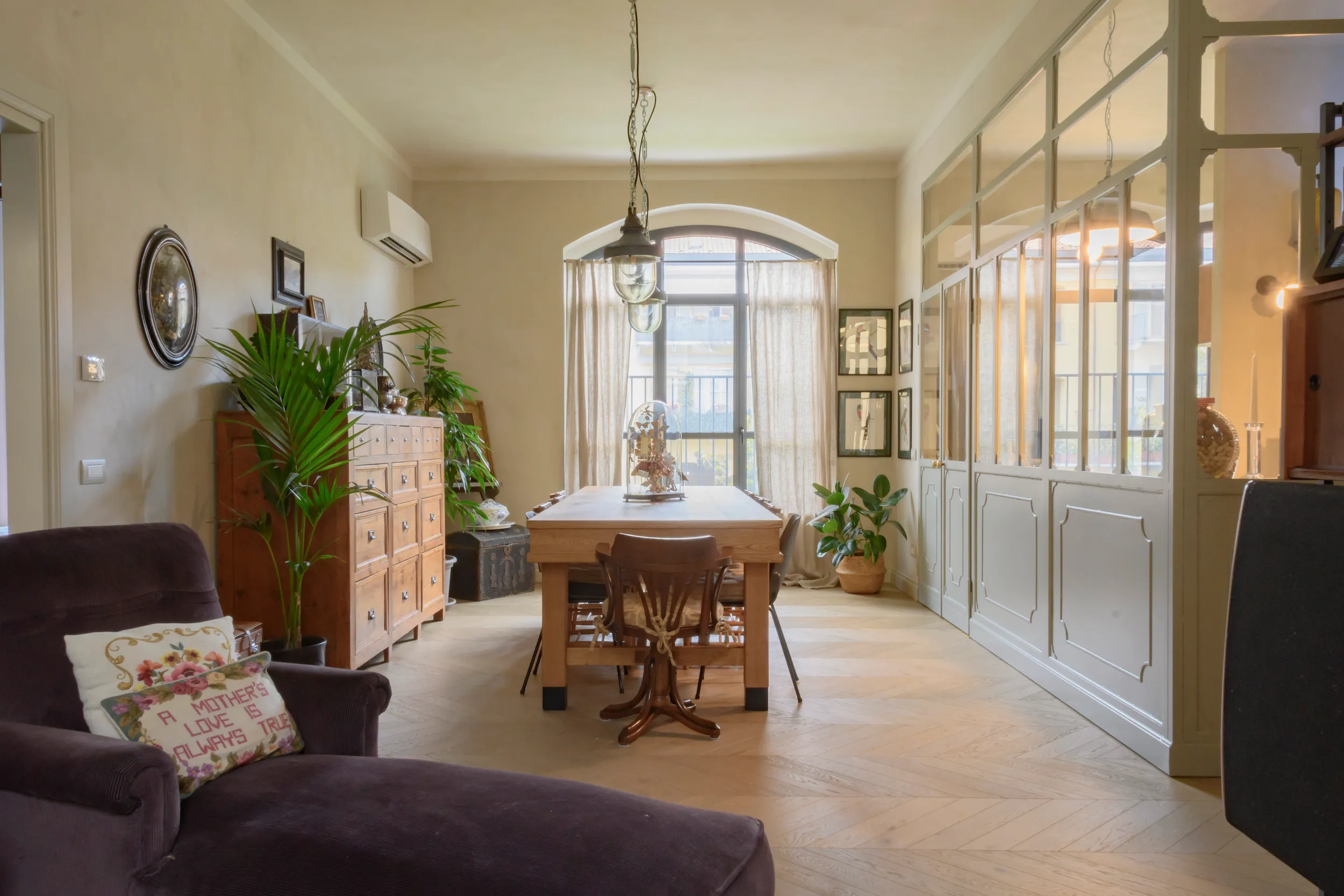 Zona living con finestra ad arco e vetrata vintage