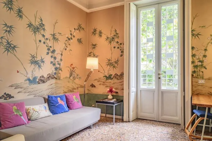 Il salotto vintage con carta da parati con piante