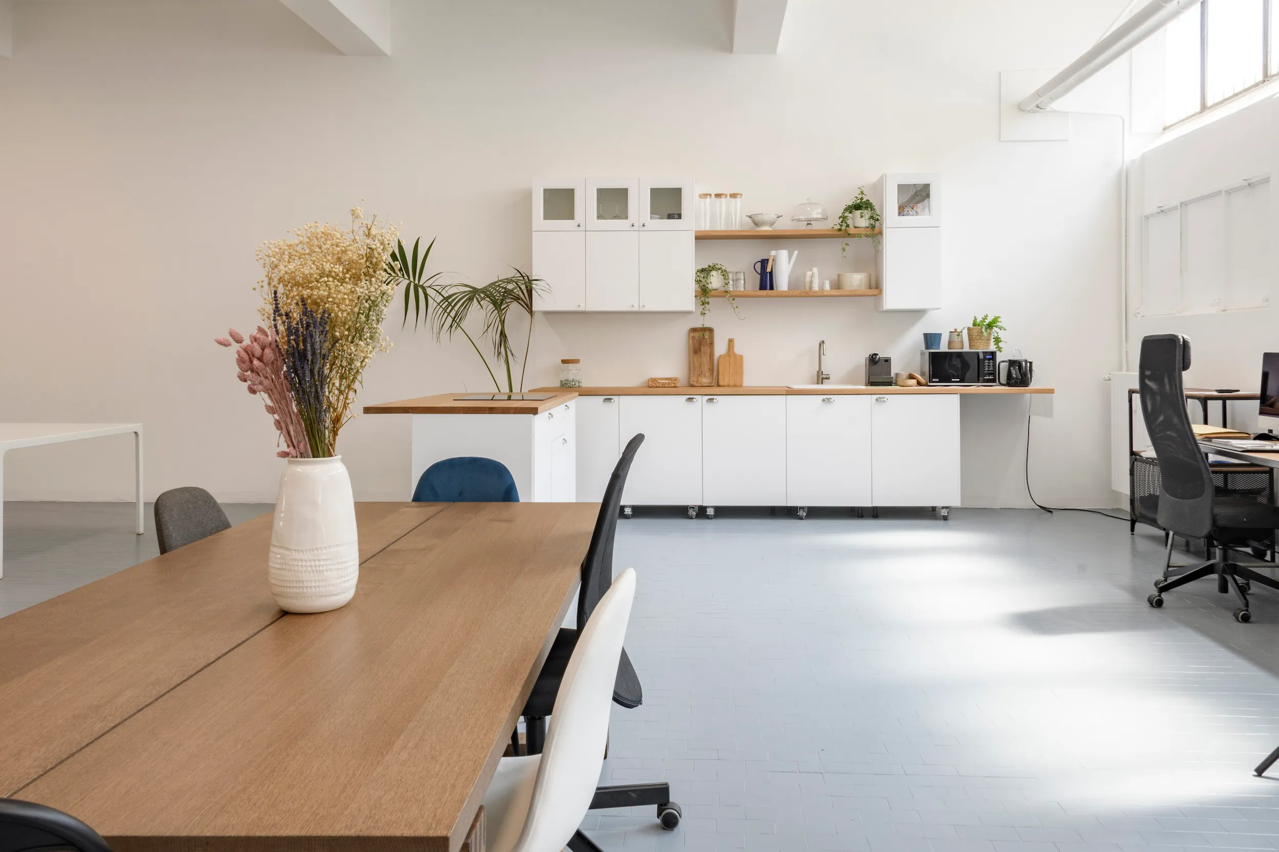 Vista sulla cucina dello studio fotografico a noleggio a Milano