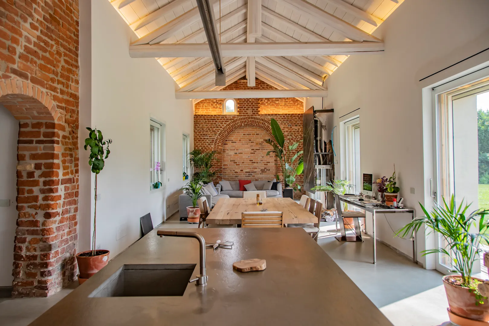 Cascina ristrutturata in chiave moderna