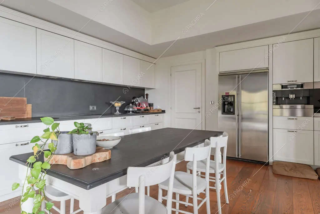 Pavimento in parquet nella cucina della villa Roveja, location in stile contemporaneo a Como