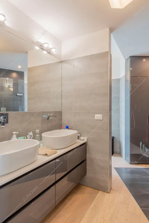 Bagno dell'appartamento Tobol, location in stile contemporaneo a Milano